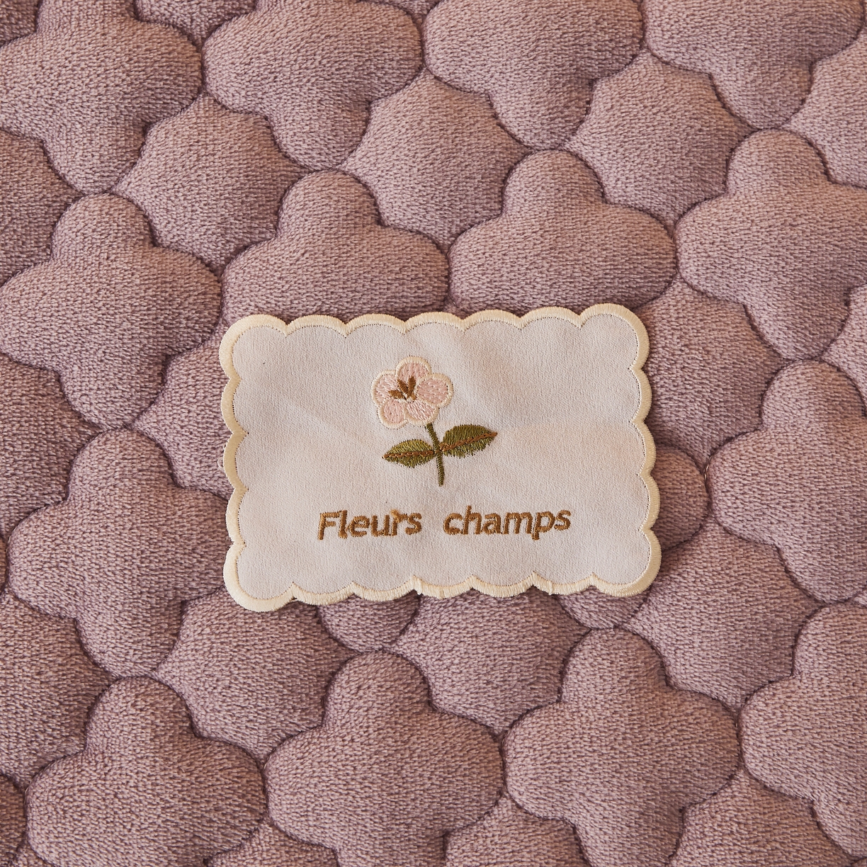 91家纺网 家纺一手货源 找家纺 喜居 2025新款素色贴布刺绣牛奶绒夹棉床笠 芋泥紫