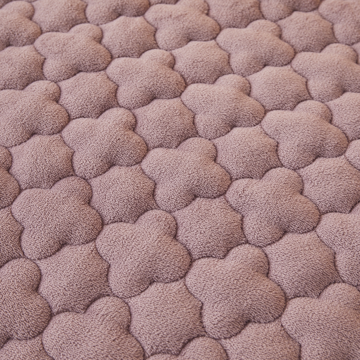 91家纺网 家纺一手货源 找家纺 喜居 2025新款素色贴布刺绣牛奶绒夹棉床笠 芋泥紫