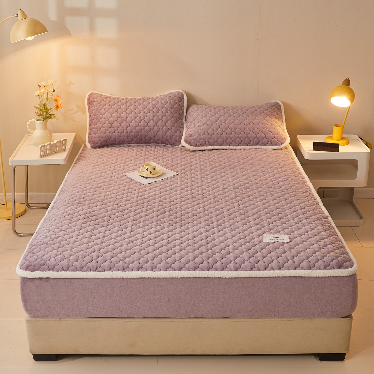 91家纺网 家纺一手货源 找家纺 喜居 2025新款素色贴布刺绣牛奶绒夹棉床笠 芋泥紫