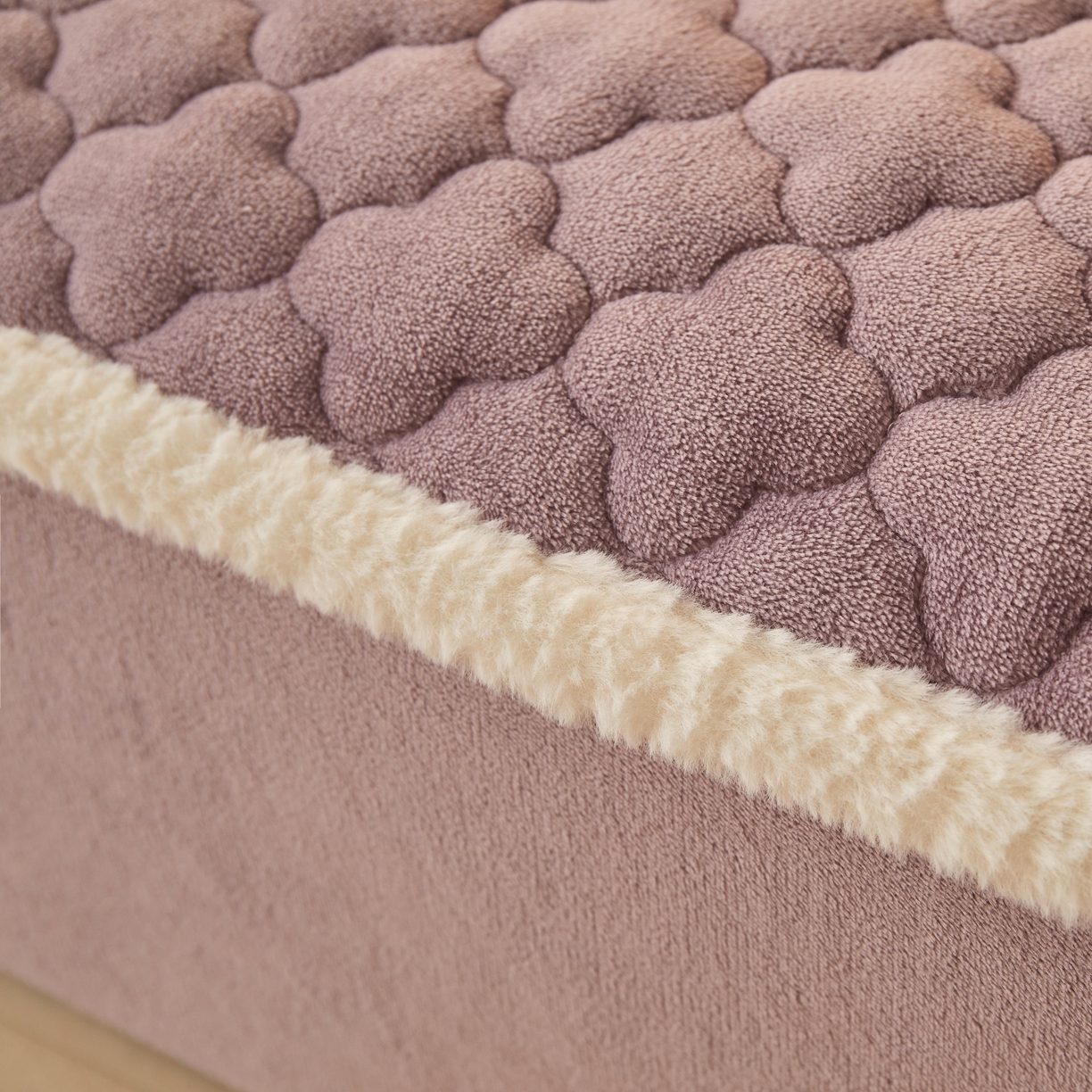 91家纺网 家纺一手货源 找家纺 喜居 2025新款素色贴布刺绣牛奶绒夹棉床笠 芋泥紫