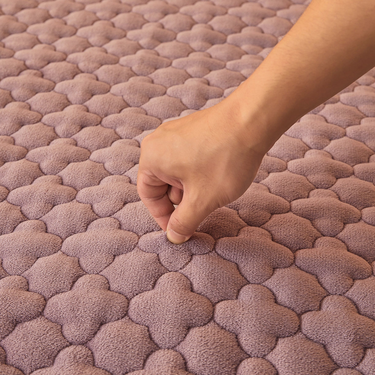 91家纺网 家纺一手货源 找家纺 喜居 2025新款素色贴布刺绣牛奶绒夹棉床笠 芋泥紫