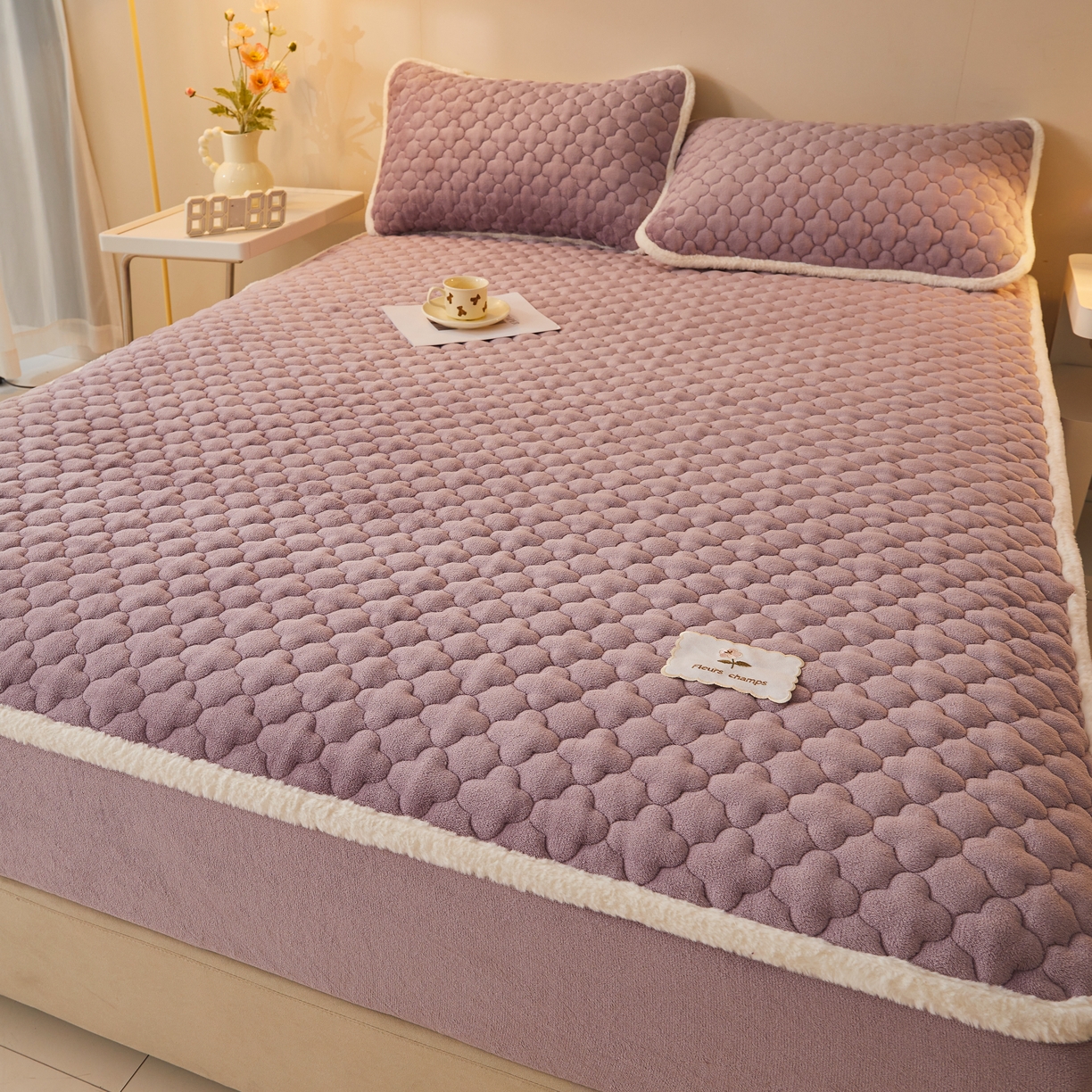 91家纺网 家纺一手货源 找家纺 喜居 2025新款素色贴布刺绣牛奶绒夹棉床笠 芋泥紫