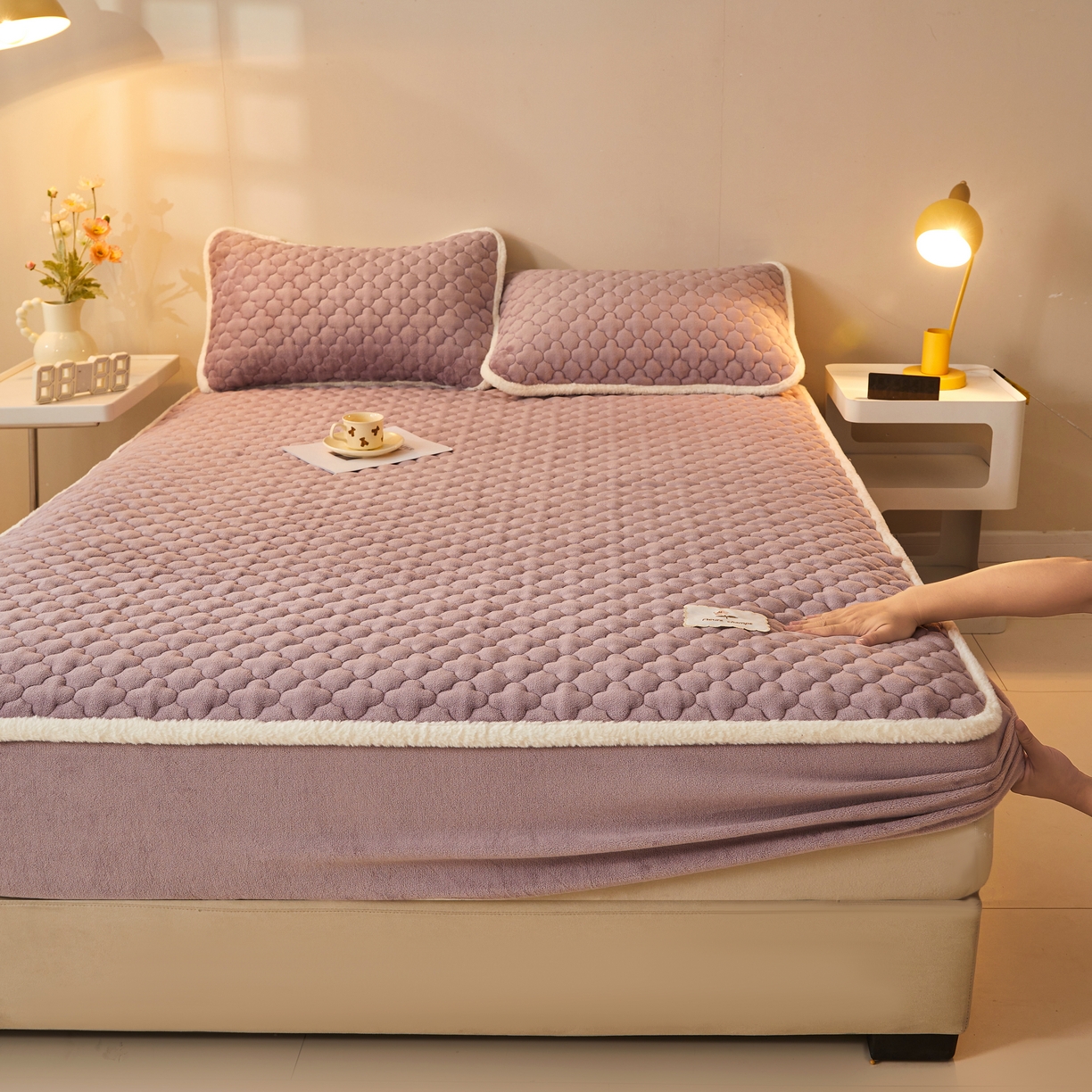 91家纺网 家纺一手货源 找家纺 喜居 2025新款素色贴布刺绣牛奶绒夹棉床笠 芋泥紫