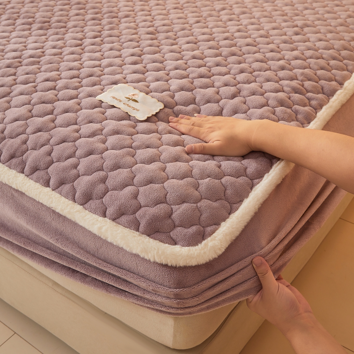 91家纺网 家纺一手货源 找家纺 喜居 2025新款素色贴布刺绣牛奶绒夹棉床笠 芋泥紫