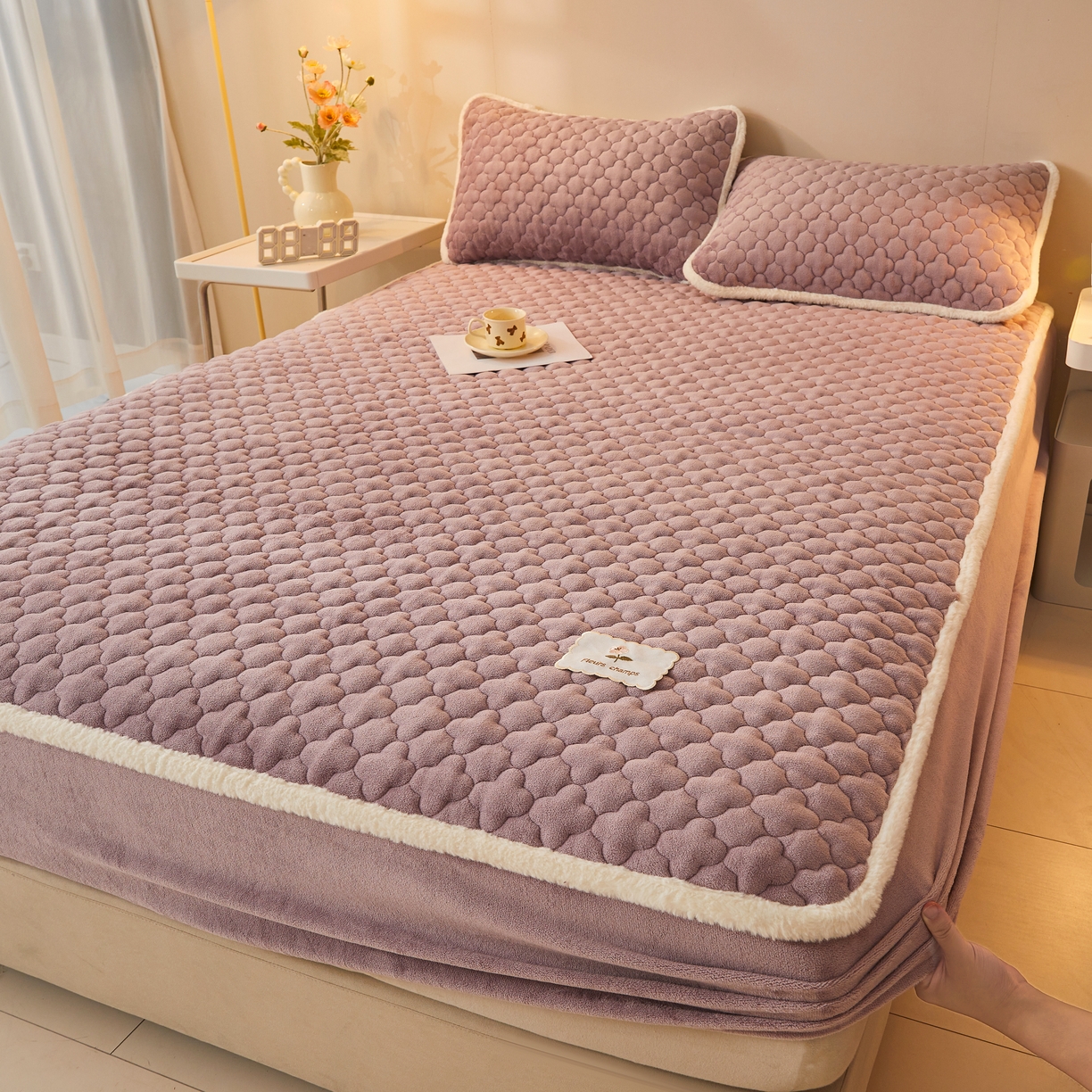 91家纺网 家纺一手货源 找家纺 喜居 2025新款素色贴布刺绣牛奶绒夹棉床笠 芋泥紫