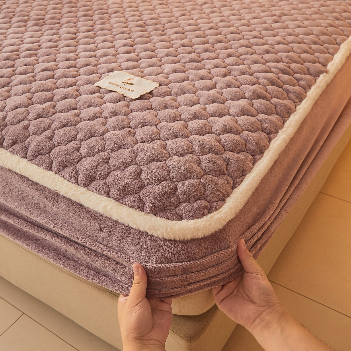 91家纺网 家纺一手货源 找家纺 喜居 2025新款素色贴布刺绣牛奶绒夹棉床笠 芋泥紫