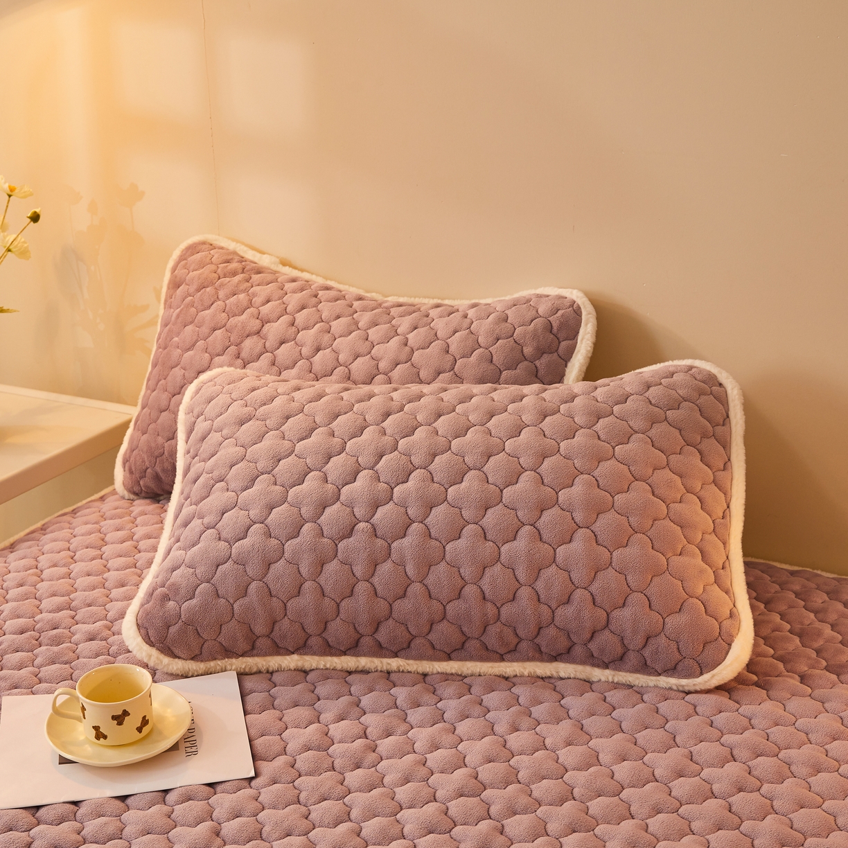 91家纺网 家纺一手货源 找家纺 喜居 2025新款素色贴布刺绣牛奶绒夹棉床笠 芋泥紫