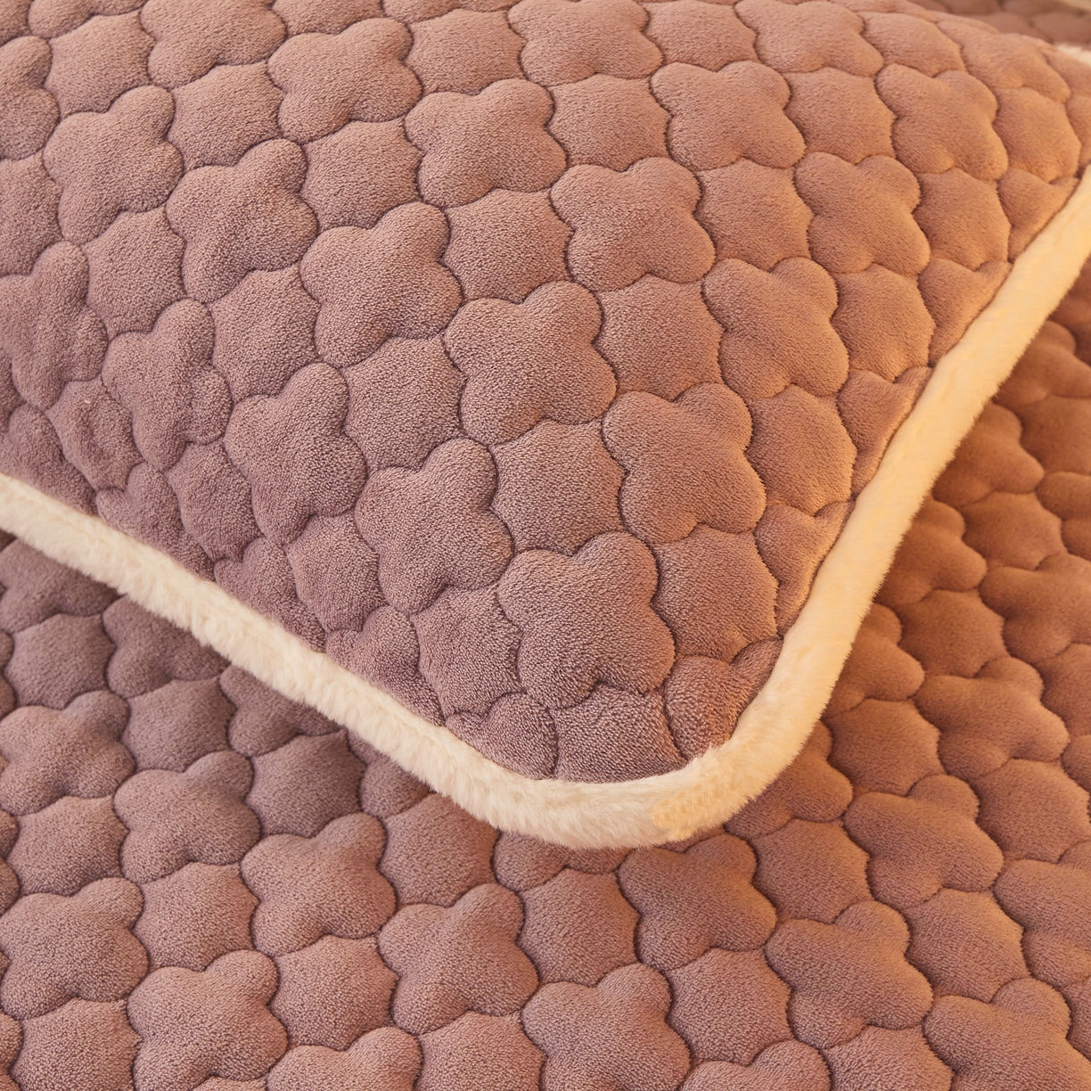 91家纺网 家纺一手货源 找家纺 喜居 2025新款素色贴布刺绣牛奶绒夹棉床笠 芋泥紫