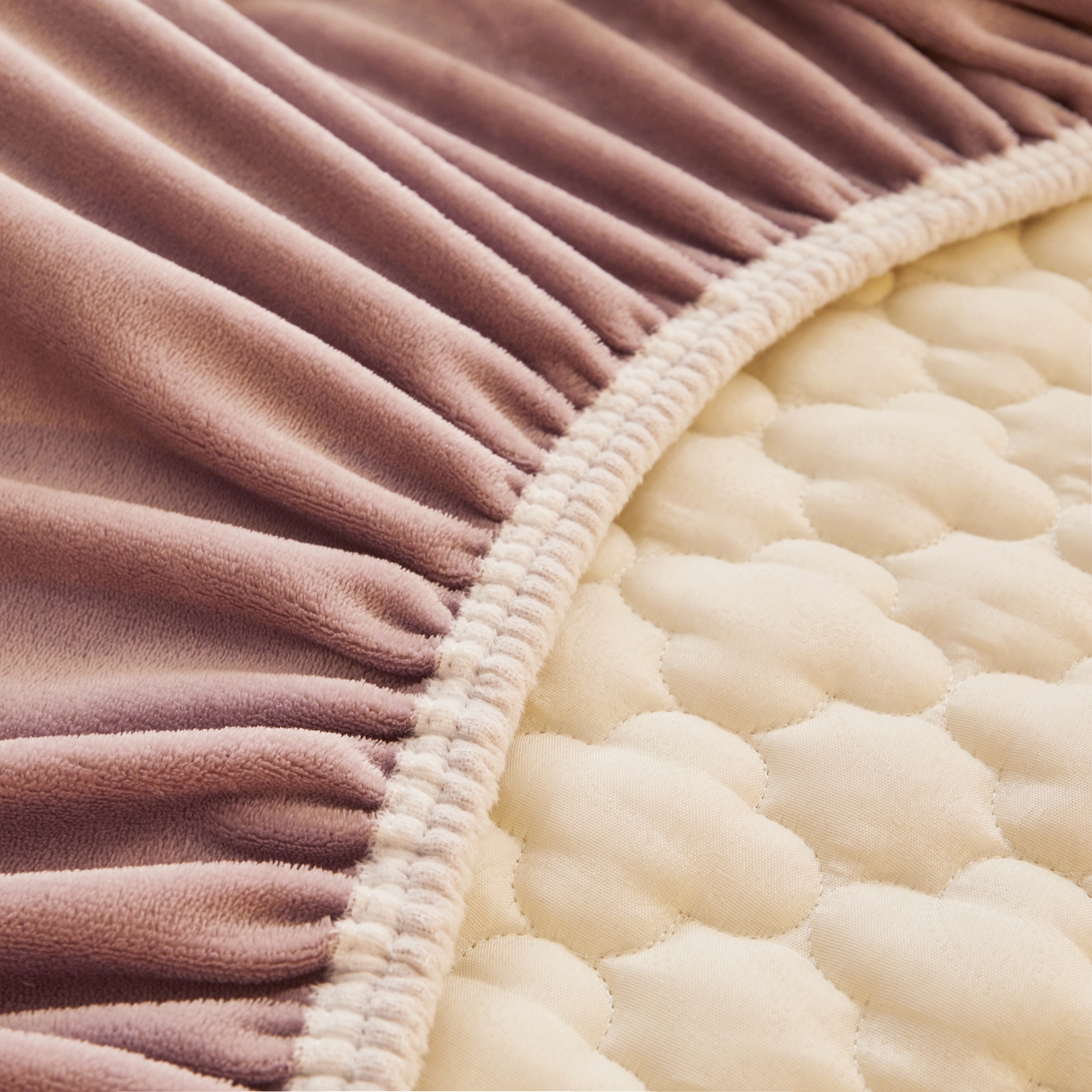 91家纺网 家纺一手货源 找家纺 喜居 2025新款素色贴布刺绣牛奶绒夹棉床笠 芋泥紫