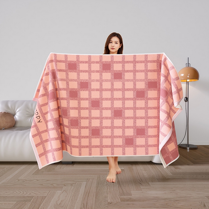 91家纺网 家纺一手货源 找家纺 悦然毛巾被 2025新款全棉色织提花毛圈浴巾 棋盘格粉 70x140cm