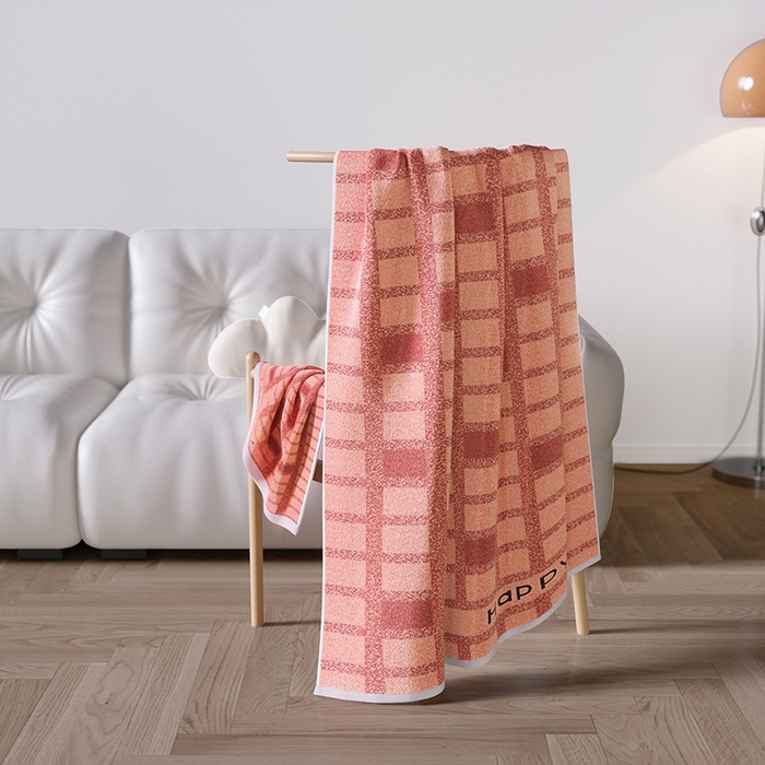 91家纺网 家纺一手货源 找家纺 悦然毛巾被 2025新款全棉色织提花毛圈浴巾 棋盘格粉 70x140cm