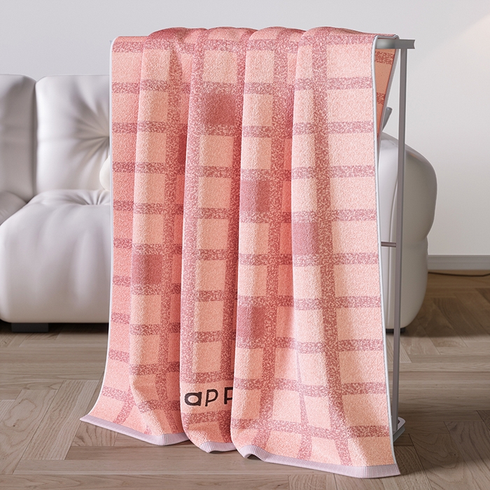 91家纺网 家纺一手货源 找家纺 悦然毛巾被 2025新款全棉色织提花毛圈浴巾 棋盘格粉 70x140cm
