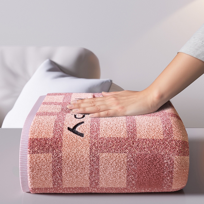 91家纺网 家纺一手货源 找家纺 悦然毛巾被 2025新款全棉色织提花毛圈浴巾 棋盘格粉 70x140cm