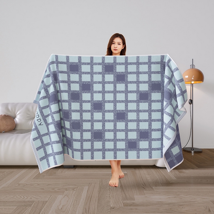 91家纺网 家纺一手货源 找家纺 悦然毛巾被 2025新款全棉色织提花毛圈浴巾 棋盘格蓝 70x140cm