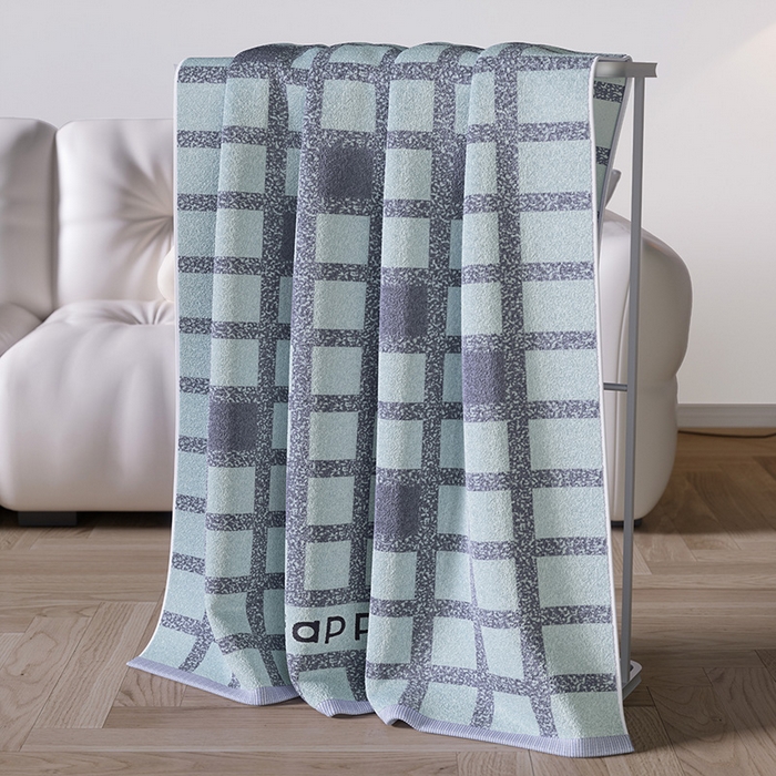 91家纺网 家纺一手货源 找家纺 悦然毛巾被 2025新款全棉色织提花毛圈浴巾 棋盘格蓝 70x140cm