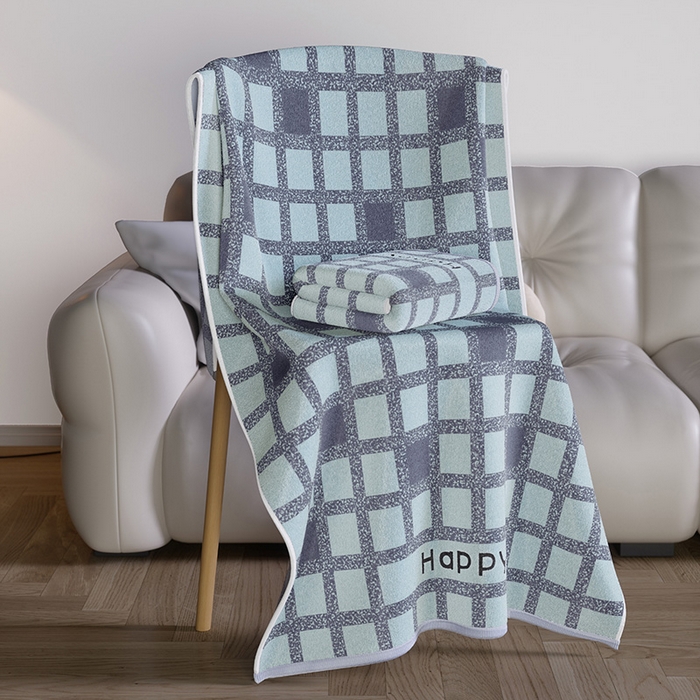 91家纺网 家纺一手货源 找家纺 悦然毛巾被 2025新款全棉色织提花毛圈浴巾 棋盘格蓝 70x140cm