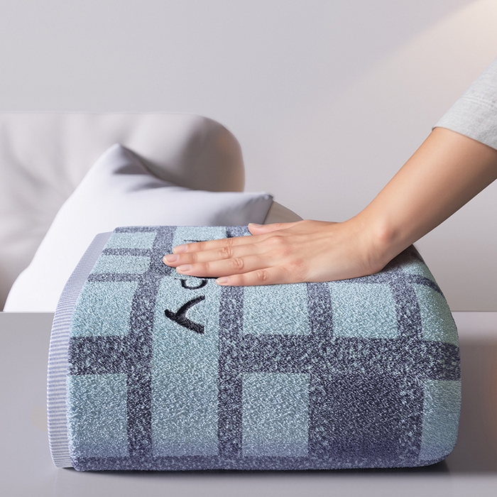 91家纺网 家纺一手货源 找家纺 悦然毛巾被 2025新款全棉色织提花毛圈浴巾 棋盘格蓝 70x140cm