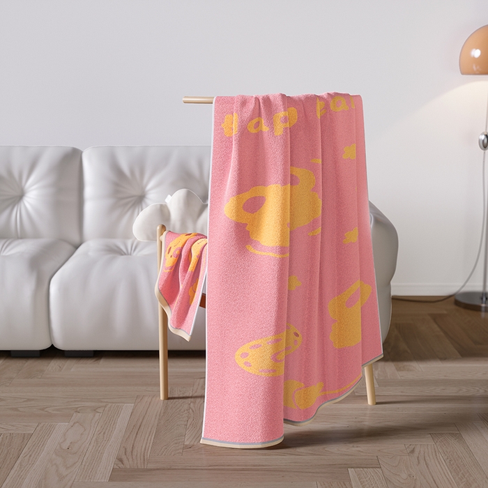 91家纺网 家纺一手货源 找家纺 悦然毛巾被 2025新款全棉色织提花毛圈浴巾 熊头粉黄 70x140cm