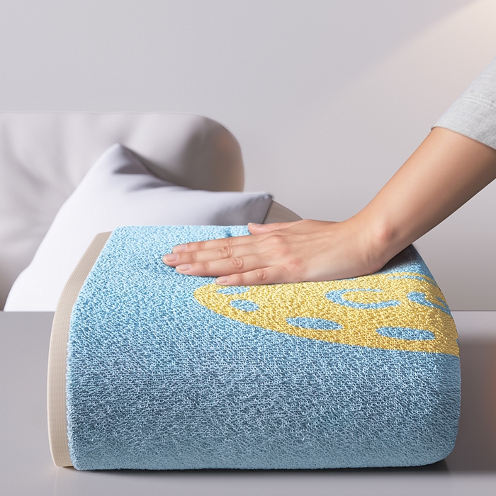 91家纺网 家纺一手货源 找家纺 悦然毛巾被 2025新款全棉色织提花毛圈浴巾 熊头蓝黄 70x140cm