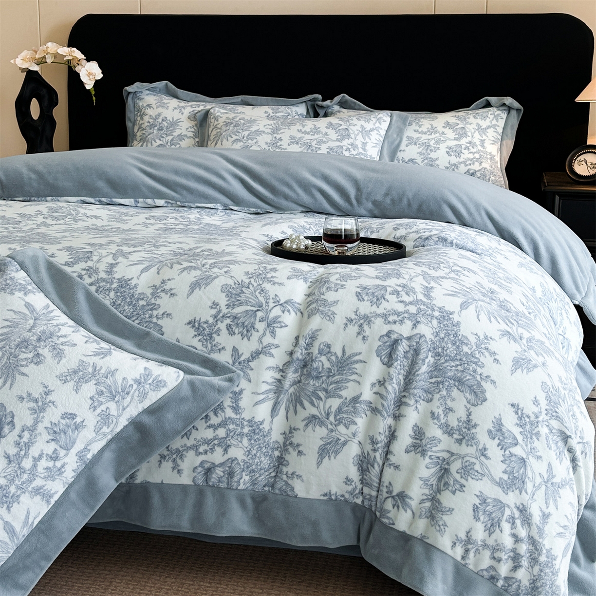 91家纺网 家纺一手货源 找家纺 笙意家纺 2025新款加厚牛奶绒法式数码印花宽边四件套 初羽