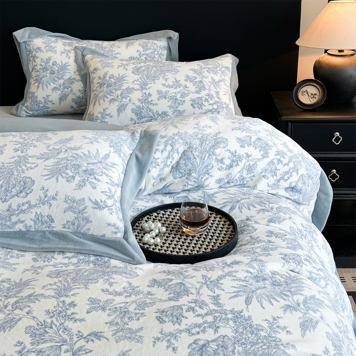 91家纺网 家纺一手货源 找家纺 笙意家纺 2025新款加厚牛奶绒法式数码印花宽边四件套 初羽