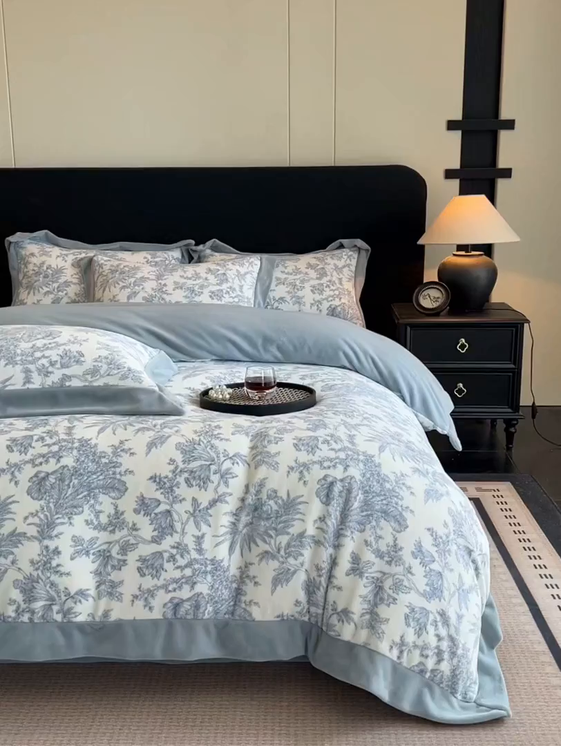 91家纺网 家纺一手货源 找家纺 笙意家纺 2025新款加厚牛奶绒法式数码印花宽边四件套 初羽