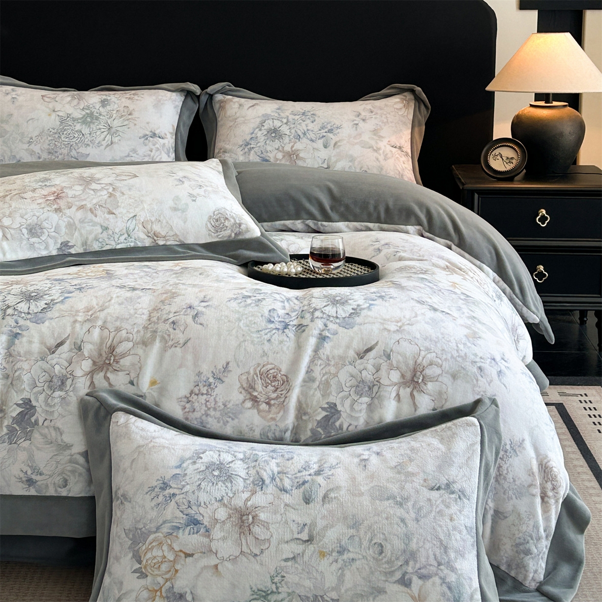 91家纺网 家纺一手货源 找家纺 笙意家纺 2025新款加厚牛奶绒法式数码印花宽边四件套 黛希