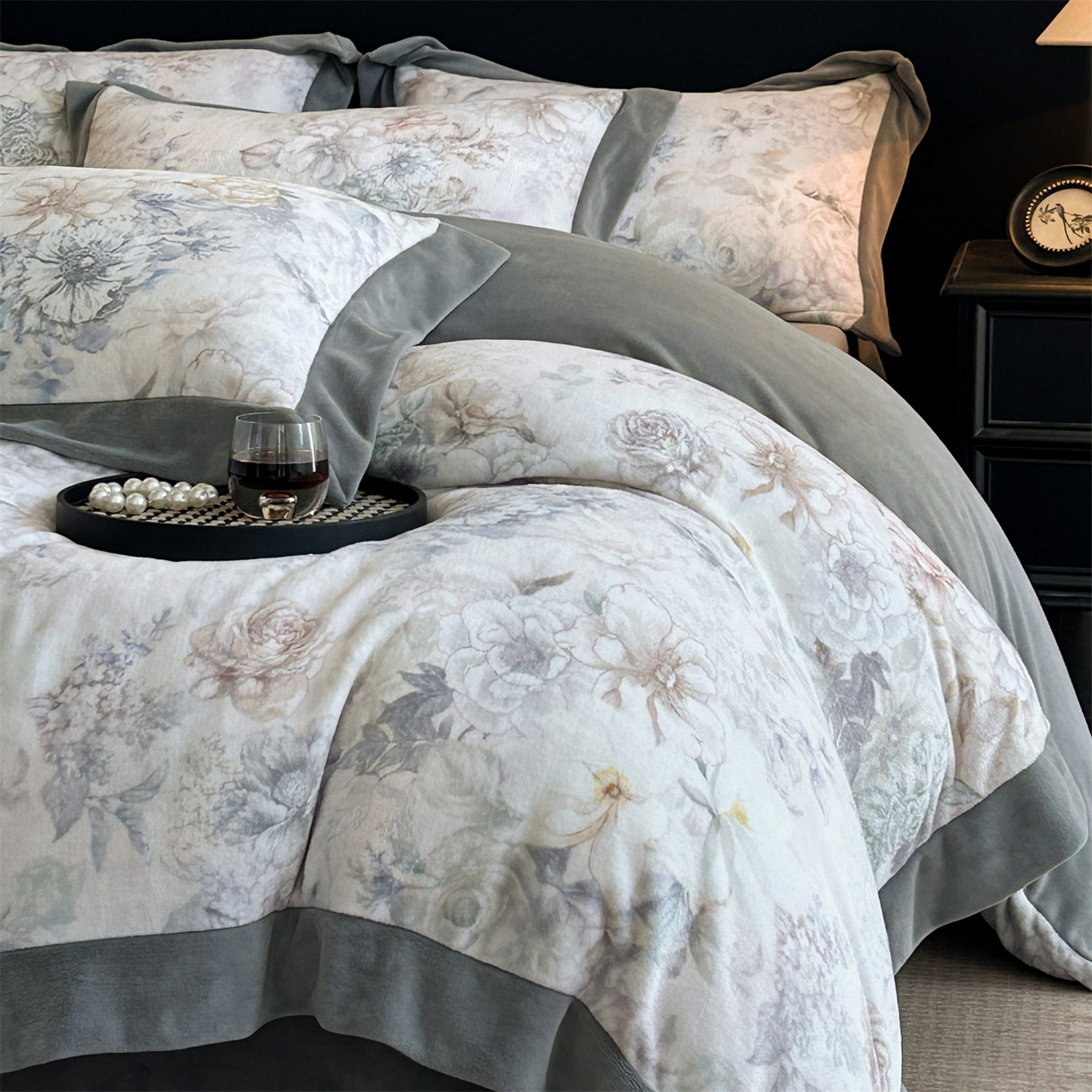 91家纺网 家纺一手货源 找家纺 笙意家纺 2025新款加厚牛奶绒法式数码印花宽边四件套 黛希