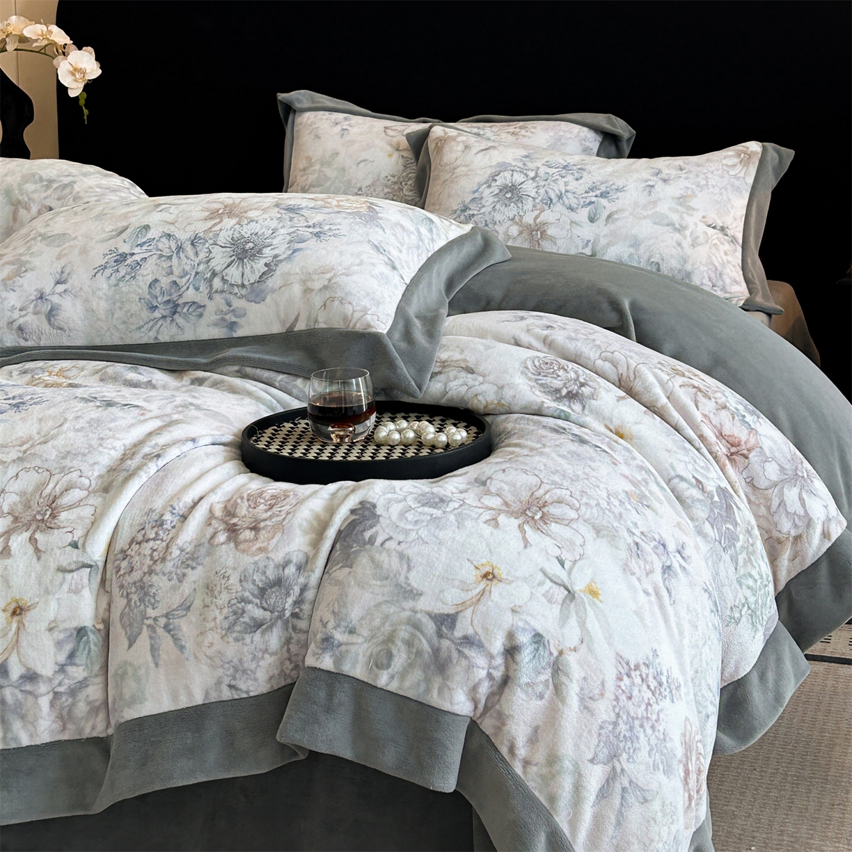 91家纺网 家纺一手货源 找家纺 笙意家纺 2025新款加厚牛奶绒法式数码印花宽边四件套 黛希