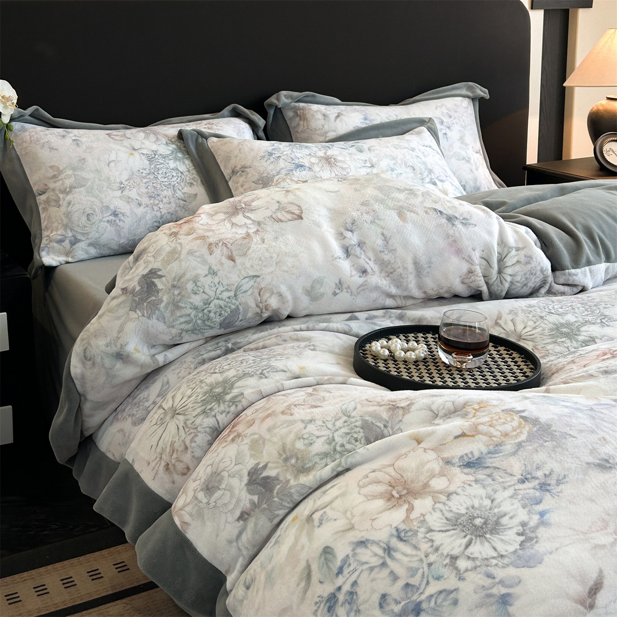 91家纺网 家纺一手货源 找家纺 笙意家纺 2025新款加厚牛奶绒法式数码印花宽边四件套 黛希