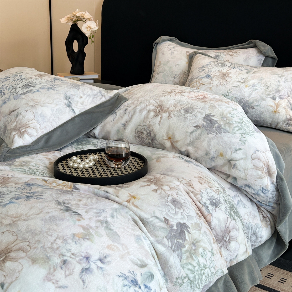 91家纺网 家纺一手货源 找家纺 笙意家纺 2025新款加厚牛奶绒法式数码印花宽边四件套 黛希