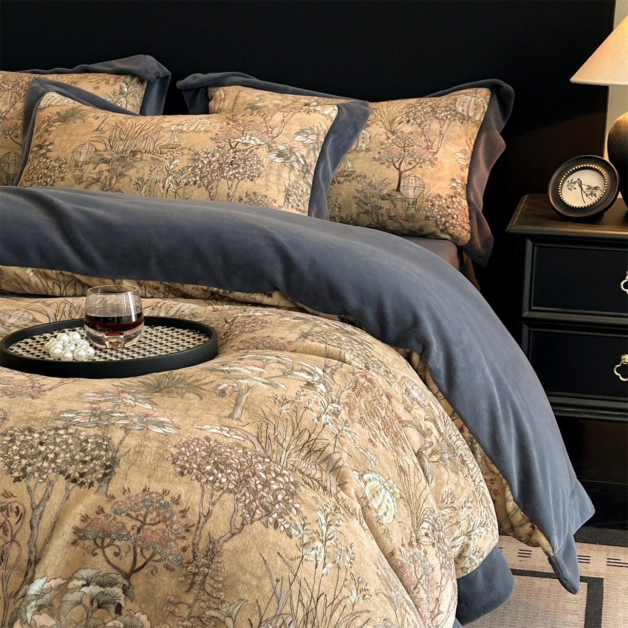 91家纺网 家纺一手货源 找家纺 笙意家纺 2025新款加厚牛奶绒法式数码印花宽边四件套 菲尔德