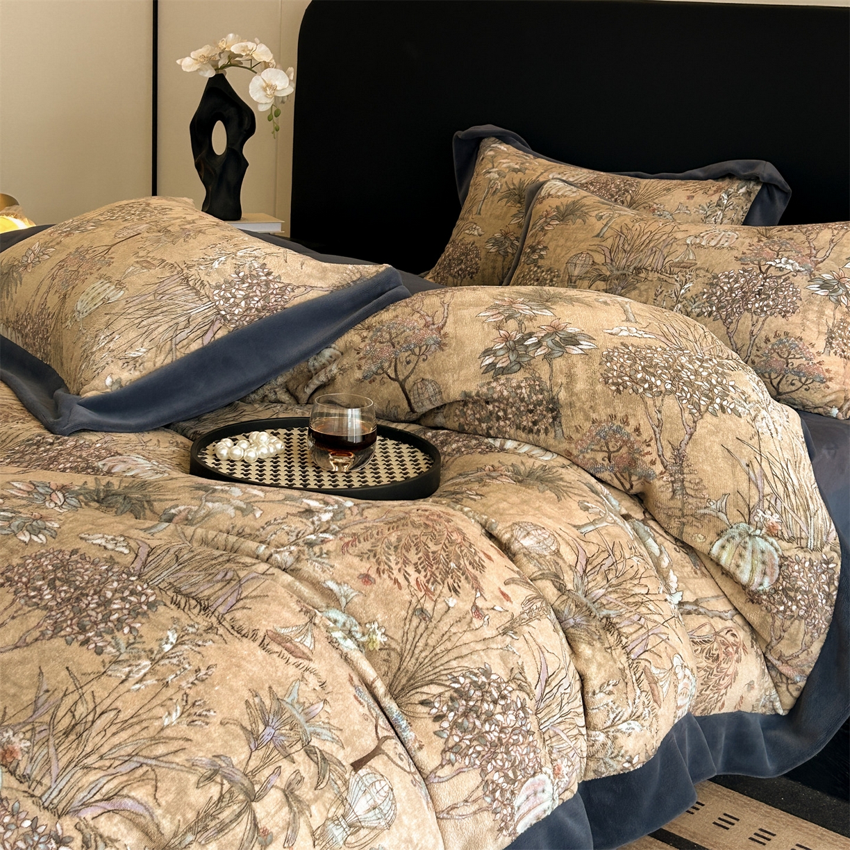 91家纺网 家纺一手货源 找家纺 笙意家纺 2025新款加厚牛奶绒法式数码印花宽边四件套 菲尔德