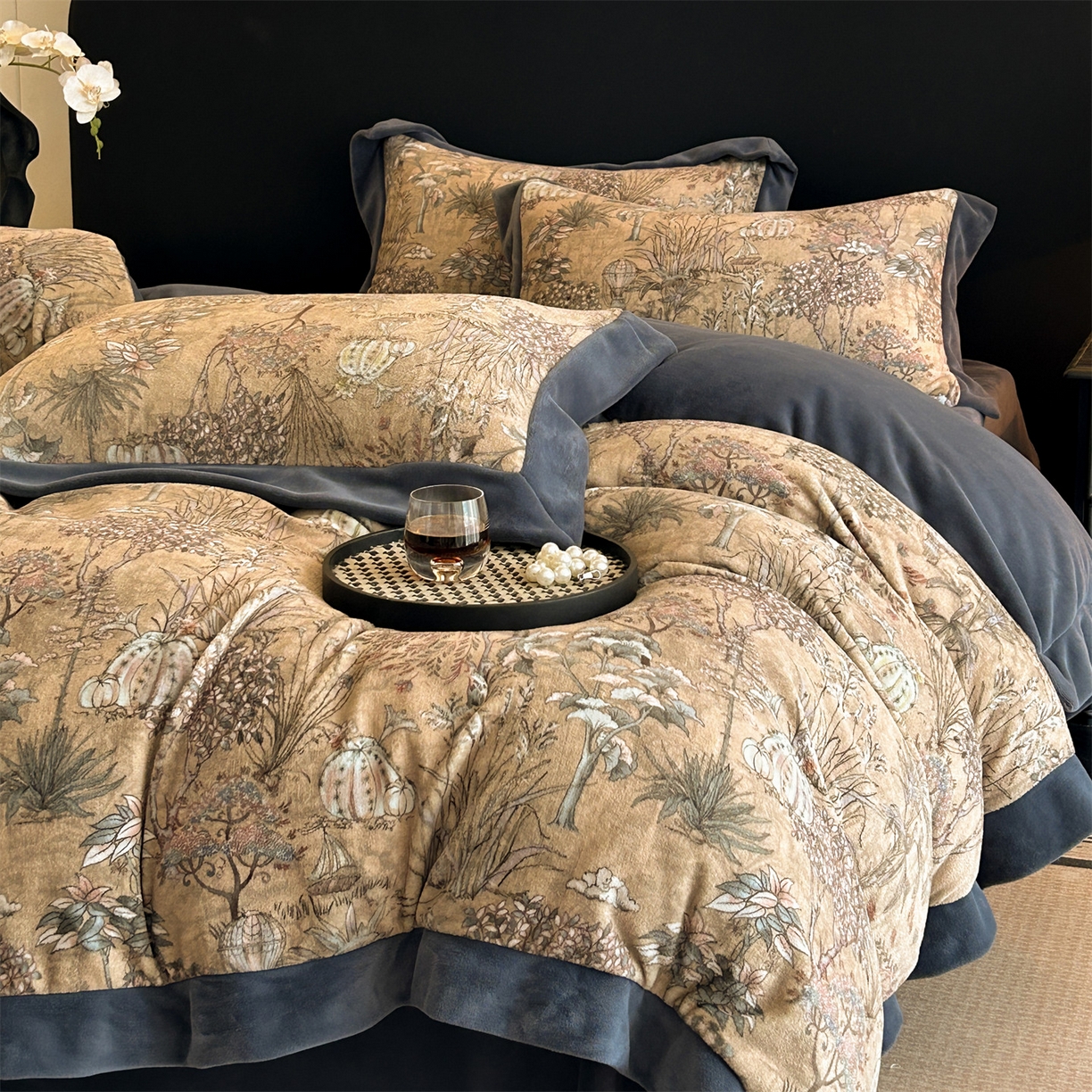 91家纺网 家纺一手货源 找家纺 笙意家纺 2025新款加厚牛奶绒法式数码印花宽边四件套 菲尔德