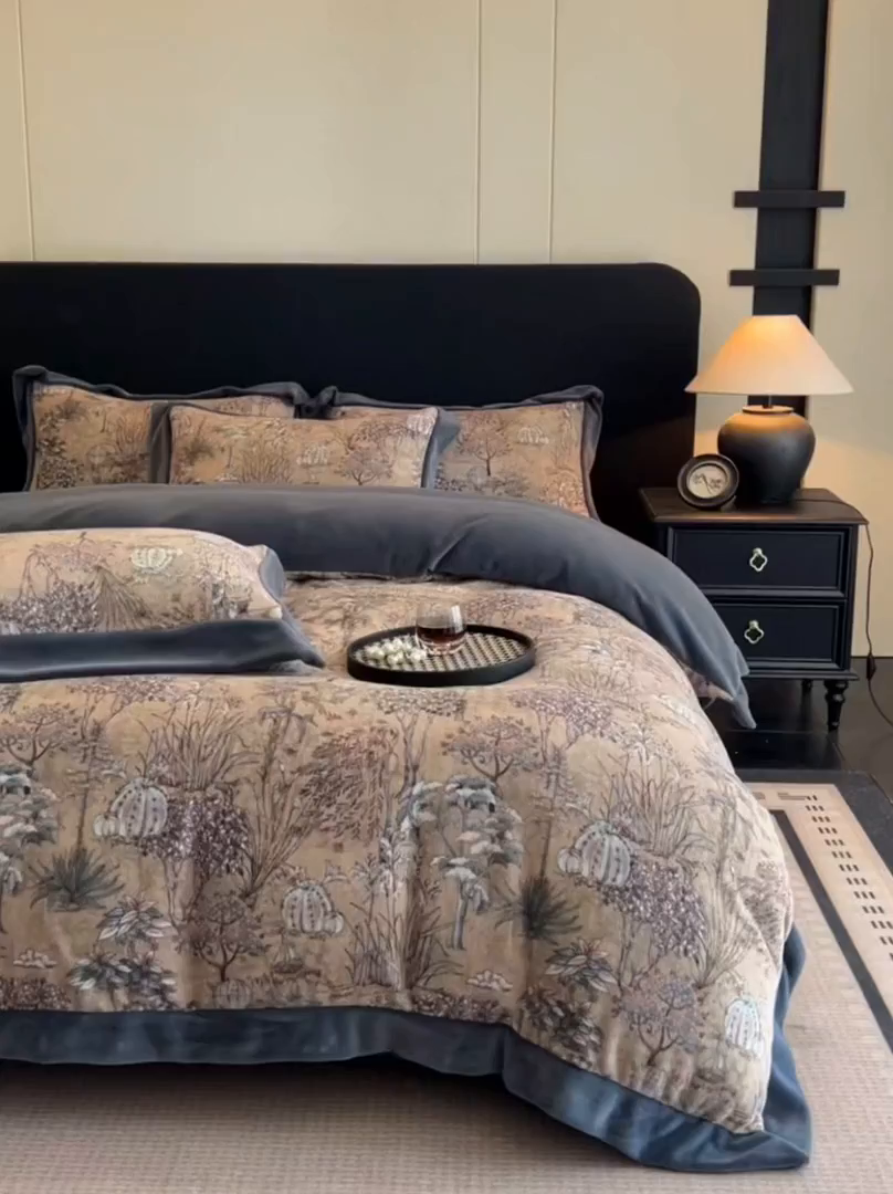 91家纺网 家纺一手货源 找家纺 笙意家纺 2025新款加厚牛奶绒法式数码印花宽边四件套 菲尔德
