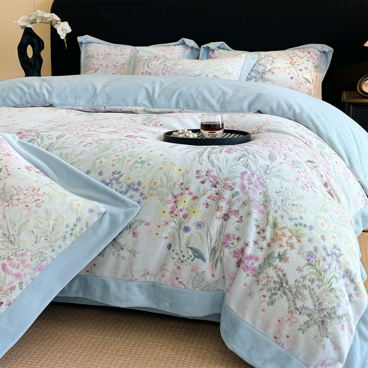 91家纺网 家纺一手货源 找家纺 笙意家纺 2025新款加厚牛奶绒法式数码印花宽边四件套 花海