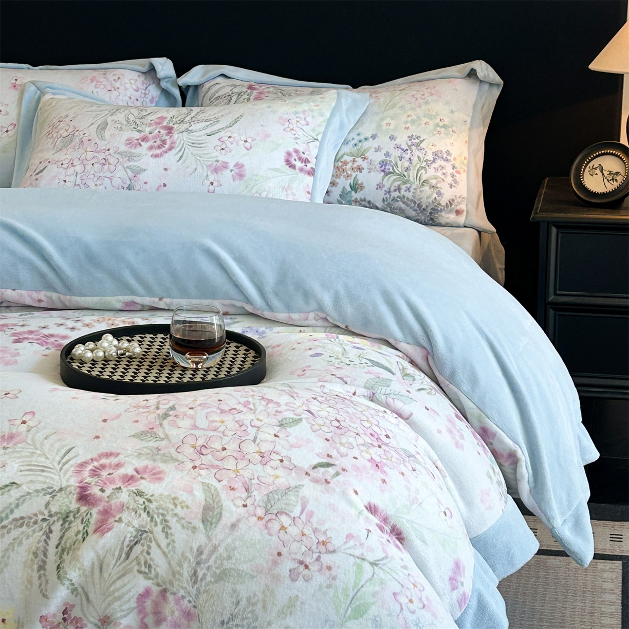 91家纺网 家纺一手货源 找家纺 笙意家纺 2025新款加厚牛奶绒法式数码印花宽边四件套 花海