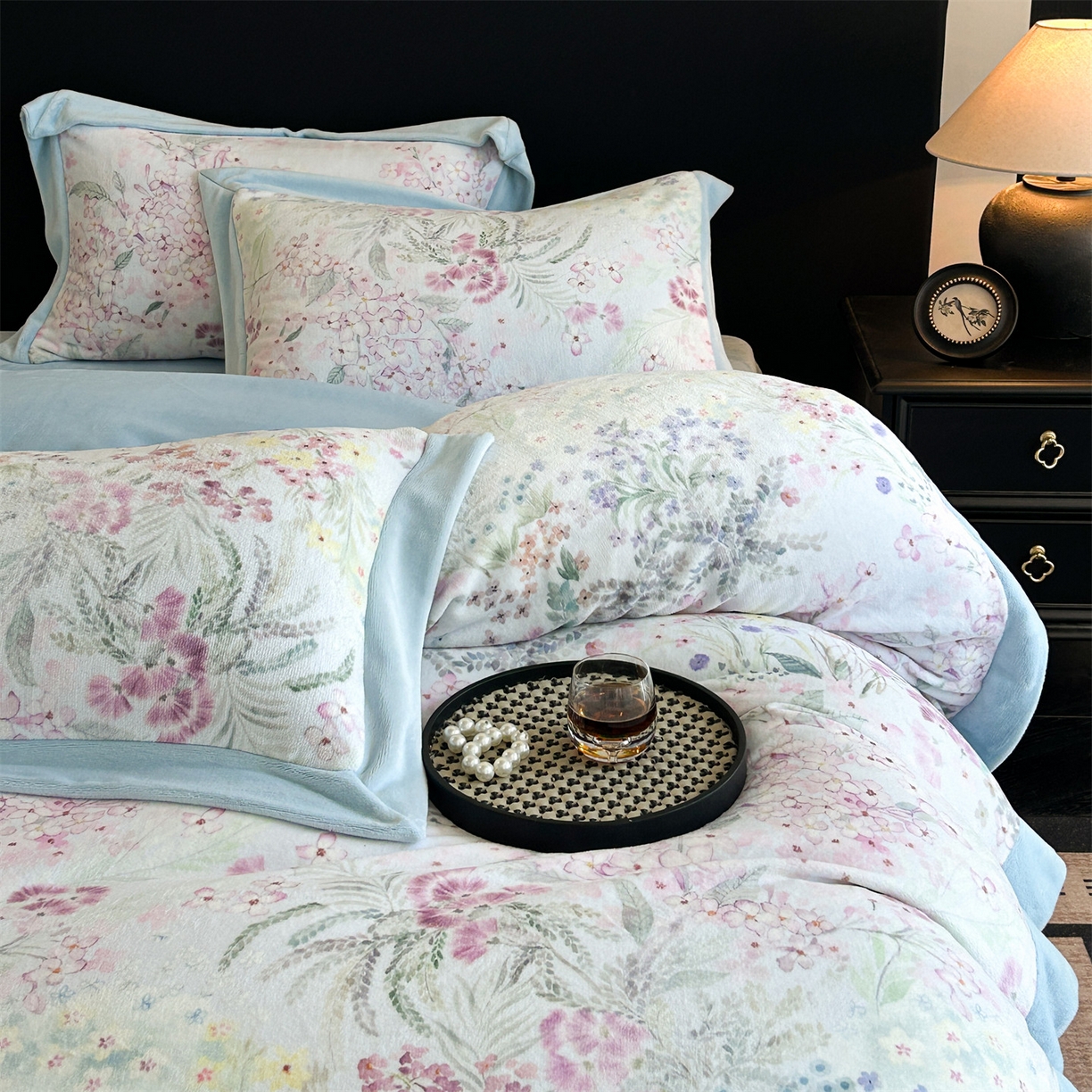 91家纺网 家纺一手货源 找家纺 笙意家纺 2025新款加厚牛奶绒法式数码印花宽边四件套 花海