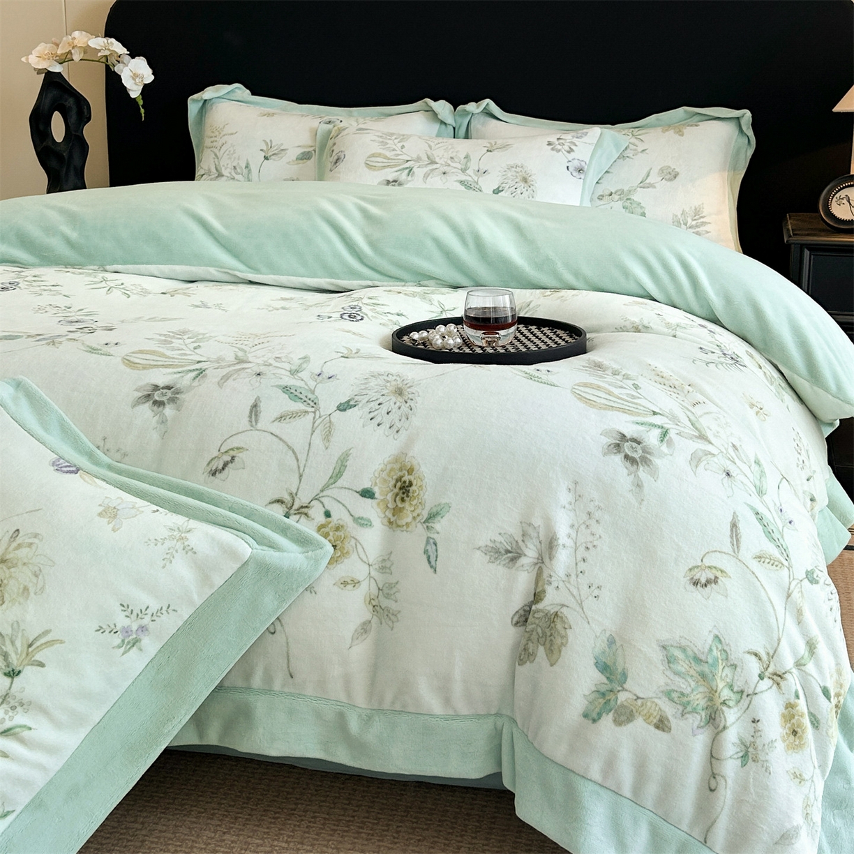 91家纺网 家纺一手货源 找家纺 笙意家纺 2025新款加厚牛奶绒法式数码印花宽边四件套 奈雪