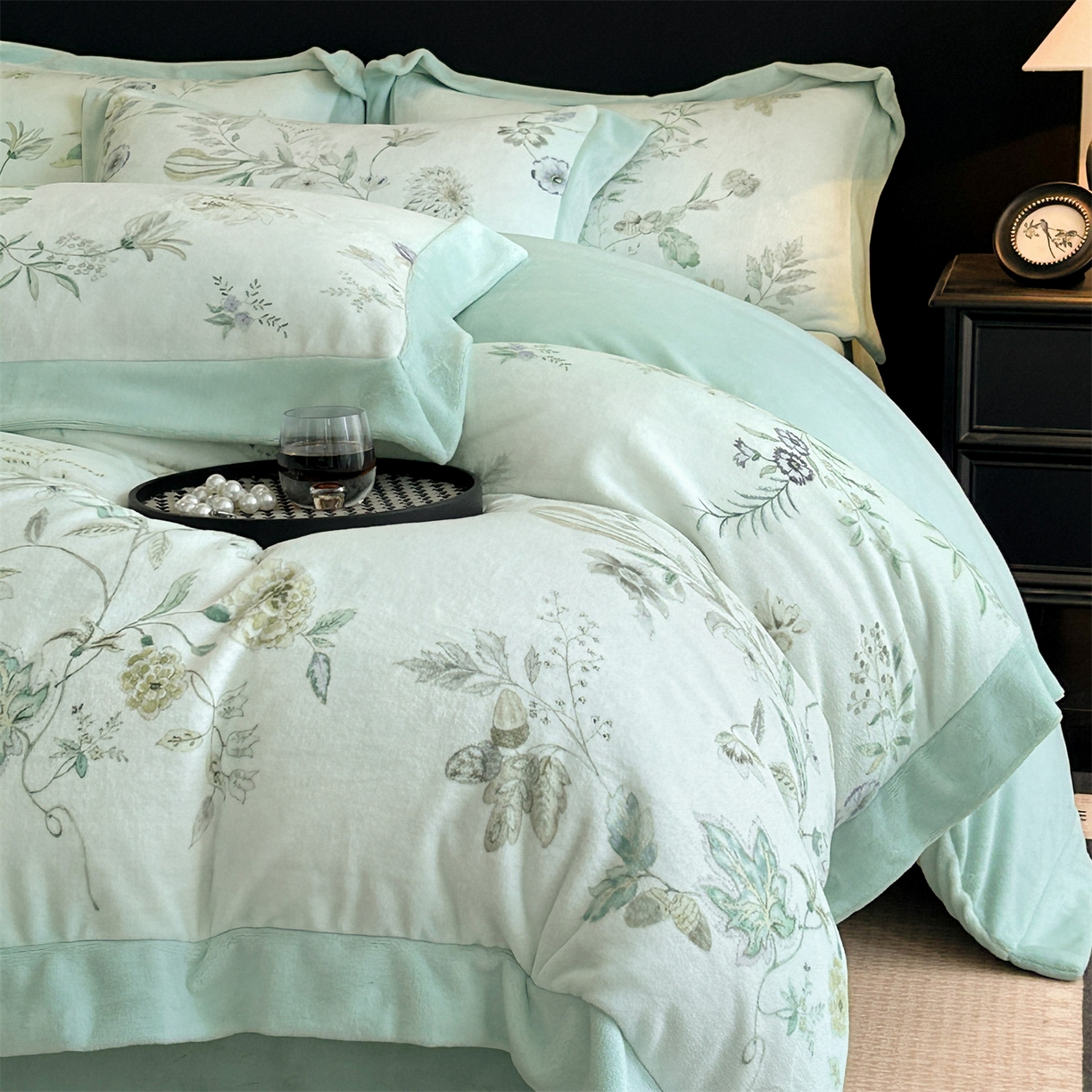 91家纺网 家纺一手货源 找家纺 笙意家纺 2025新款加厚牛奶绒法式数码印花宽边四件套 奈雪