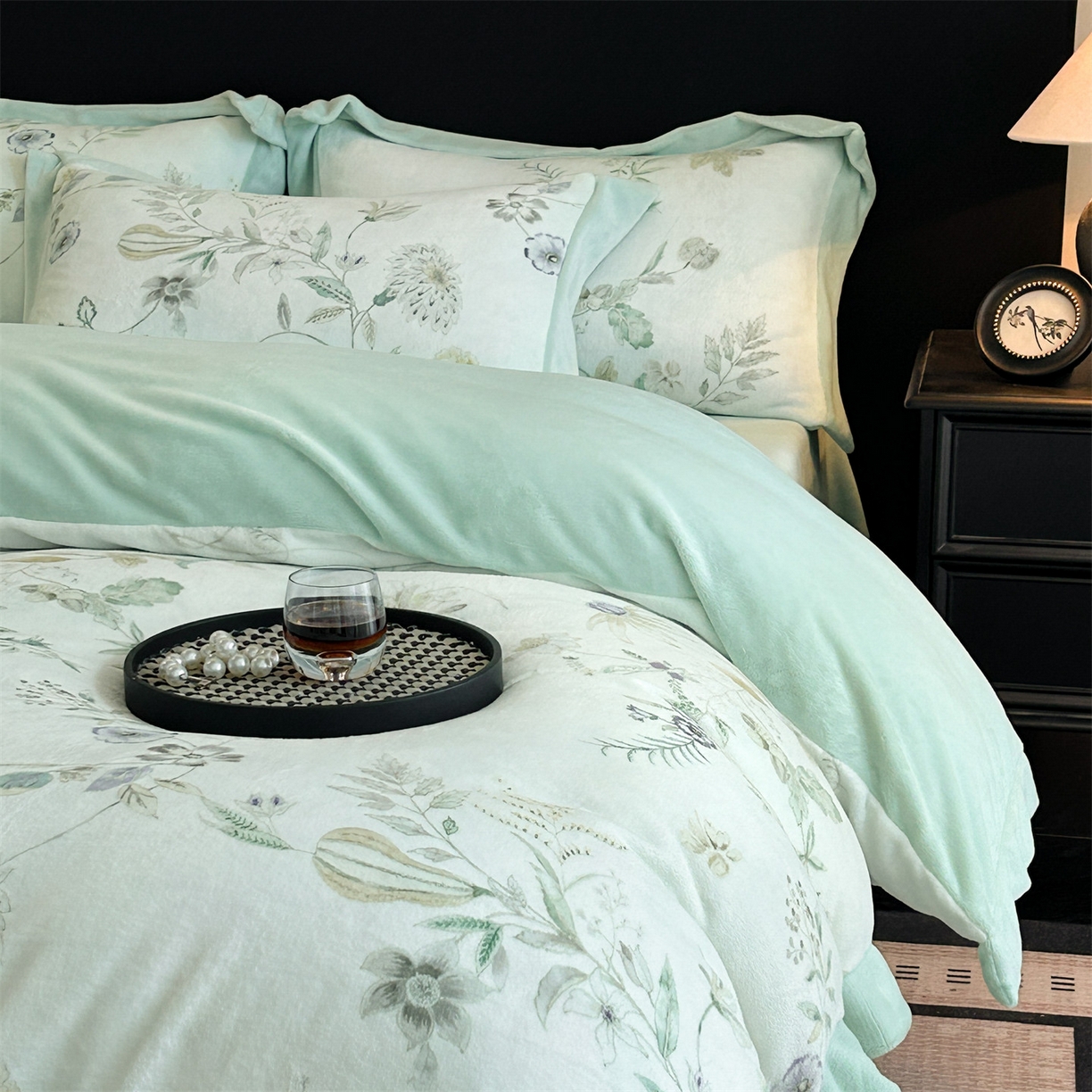 91家纺网 家纺一手货源 找家纺 笙意家纺 2025新款加厚牛奶绒法式数码印花宽边四件套 奈雪