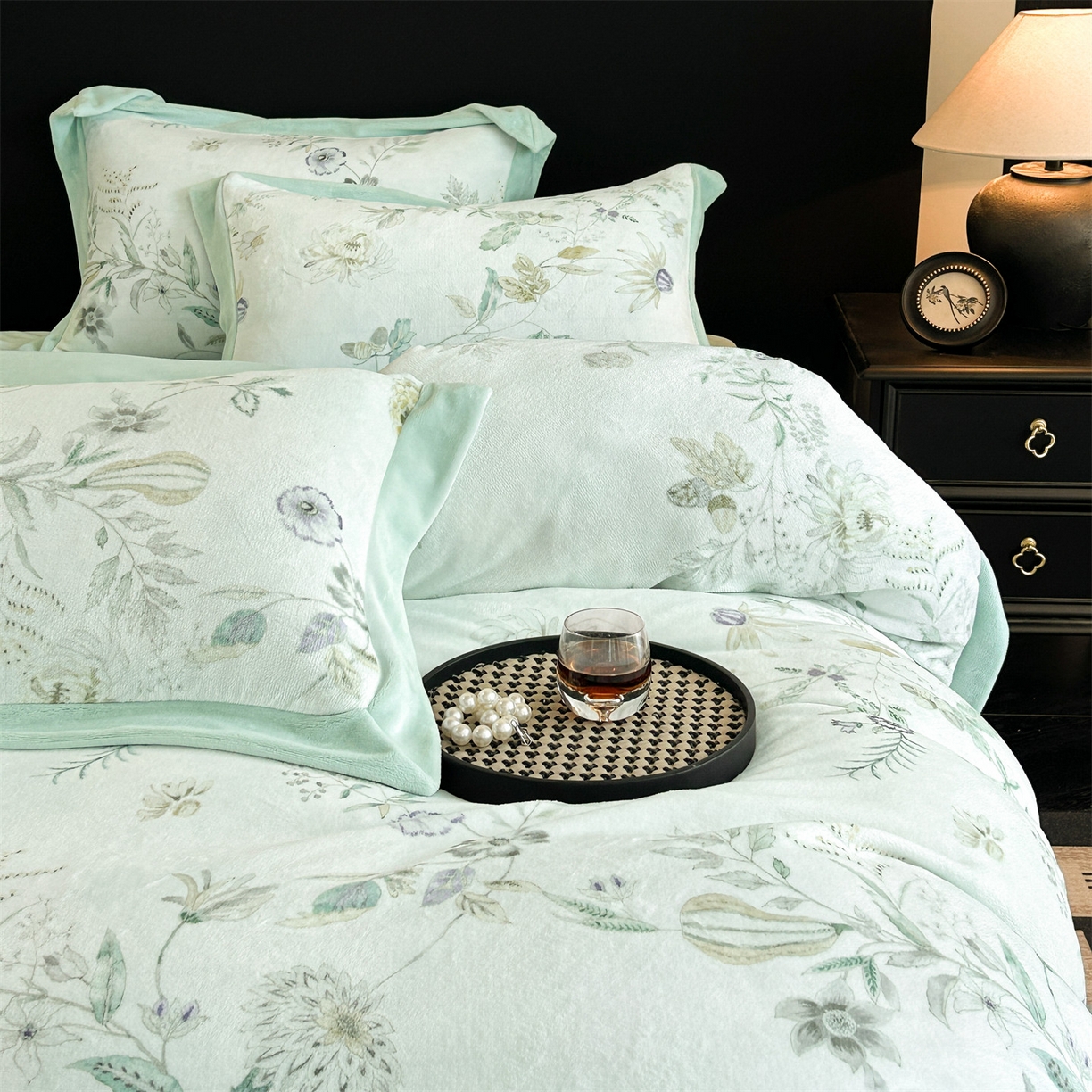 91家纺网 家纺一手货源 找家纺 笙意家纺 2025新款加厚牛奶绒法式数码印花宽边四件套 奈雪