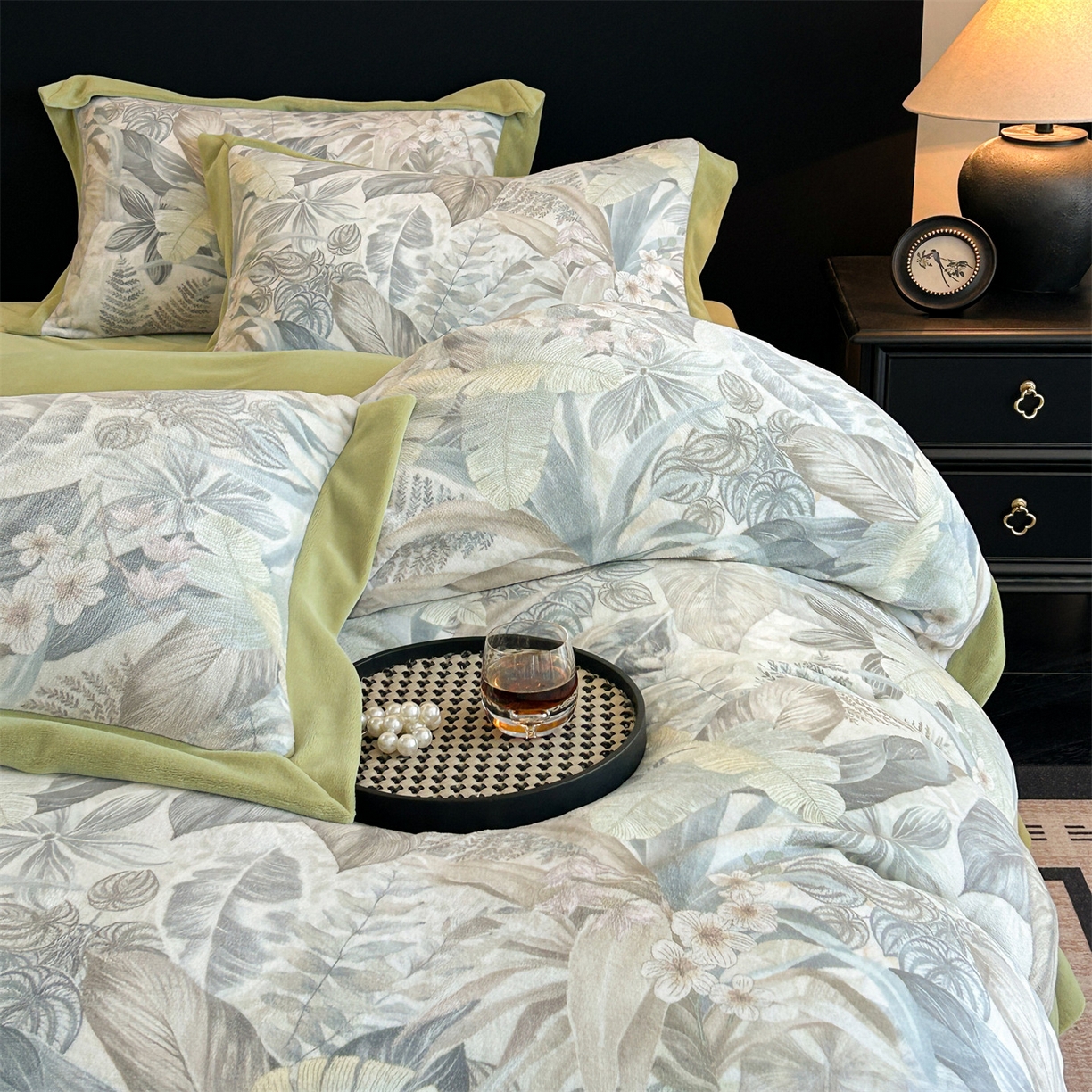 91家纺网 家纺一手货源 找家纺 笙意家纺 2025新款加厚牛奶绒法式数码印花宽边四件套 倾墨