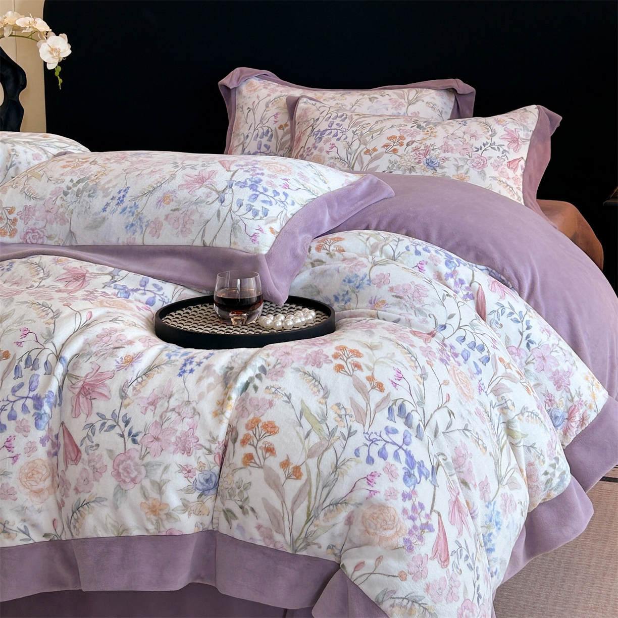 91家纺网 家纺一手货源 找家纺 笙意家纺 2025新款加厚牛奶绒法式数码印花宽边四件套 屿冬