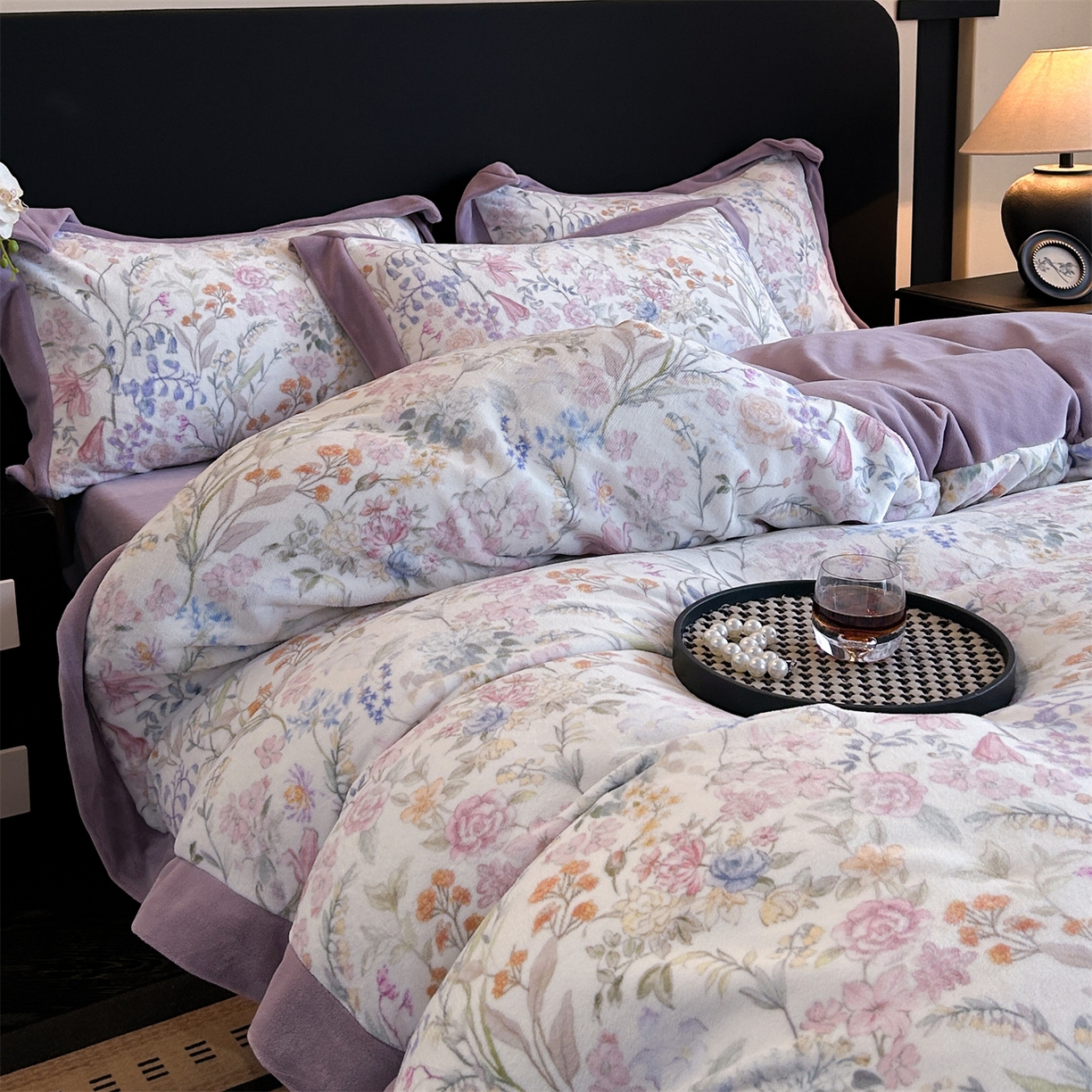 91家纺网 家纺一手货源 找家纺 笙意家纺 2025新款加厚牛奶绒法式数码印花宽边四件套 屿冬