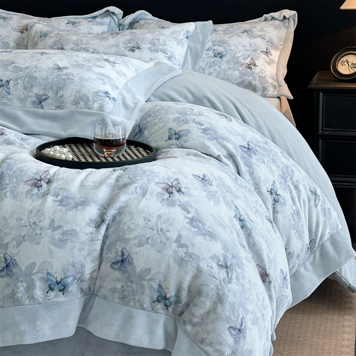 91家纺网 家纺一手货源 找家纺 笙意家纺 2025新款加厚牛奶绒法式数码印花宽边四件套 韵蝶