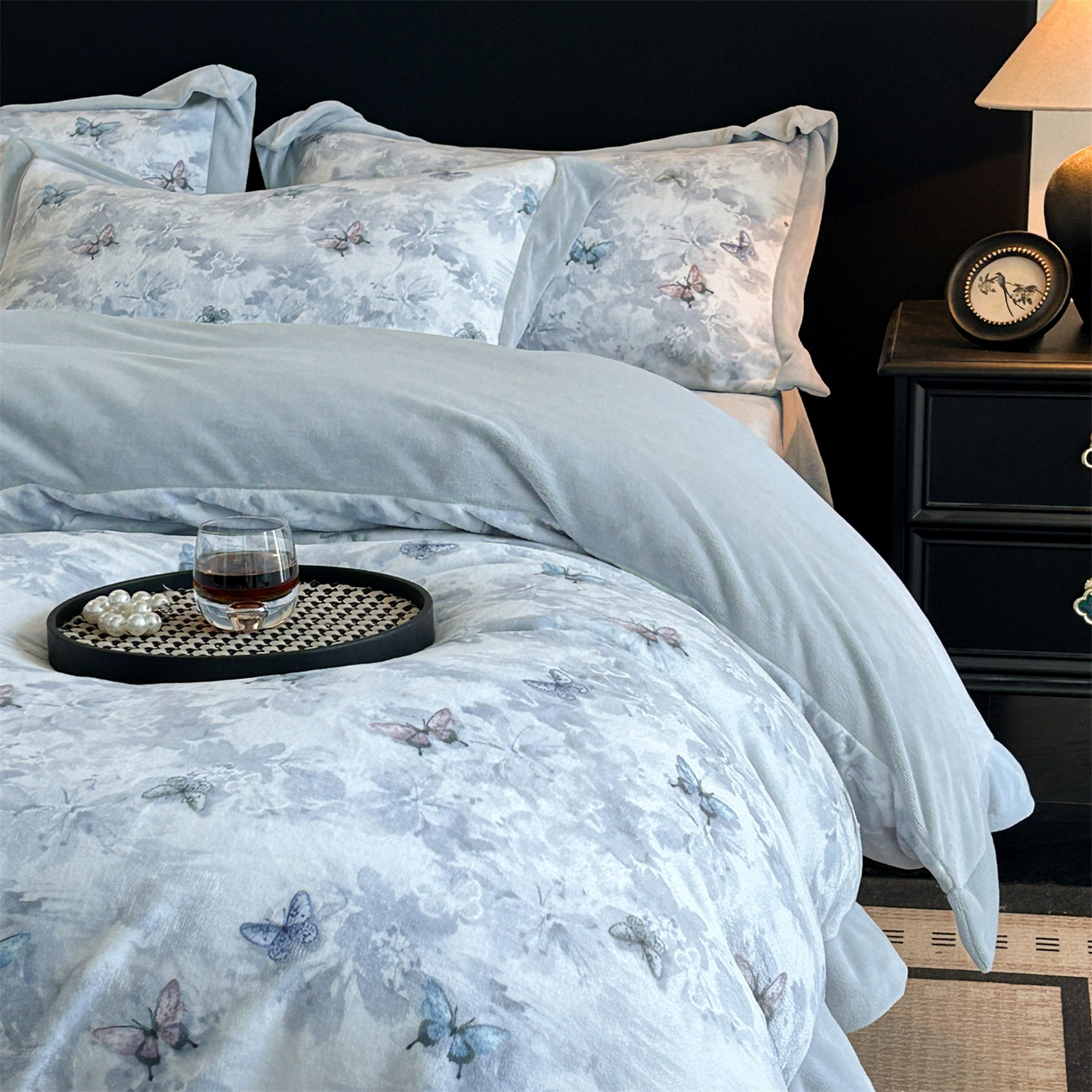 91家纺网 家纺一手货源 找家纺 笙意家纺 2025新款加厚牛奶绒法式数码印花宽边四件套 韵蝶