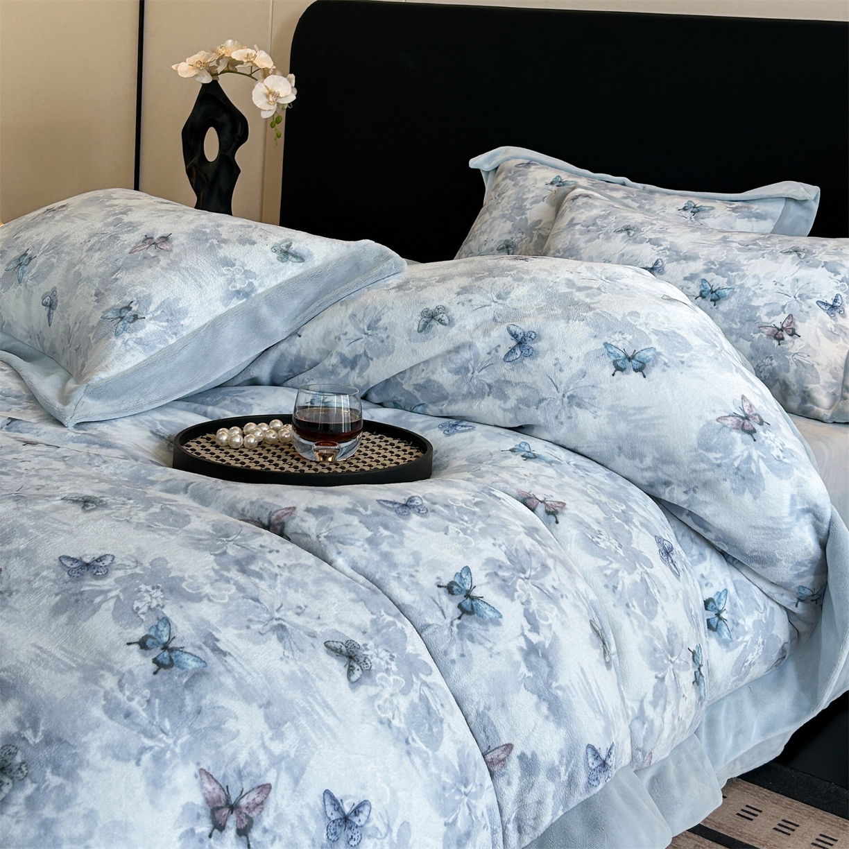 91家纺网 家纺一手货源 找家纺 笙意家纺 2025新款加厚牛奶绒法式数码印花宽边四件套 韵蝶