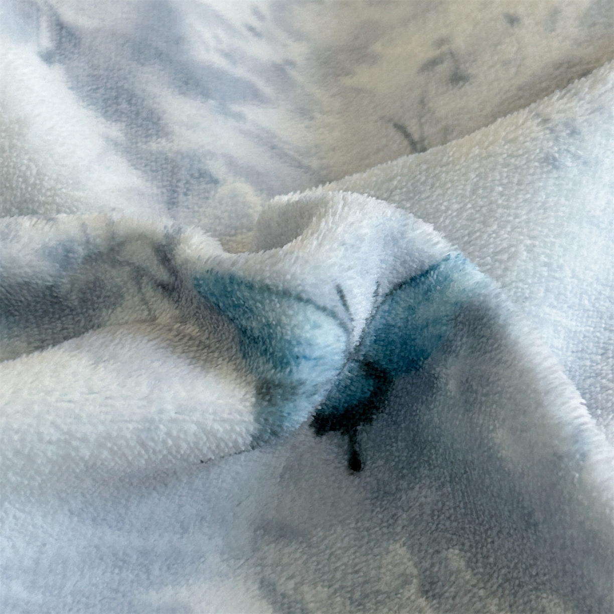 91家纺网 家纺一手货源 找家纺 笙意家纺 2025新款加厚牛奶绒法式数码印花宽边四件套 韵蝶