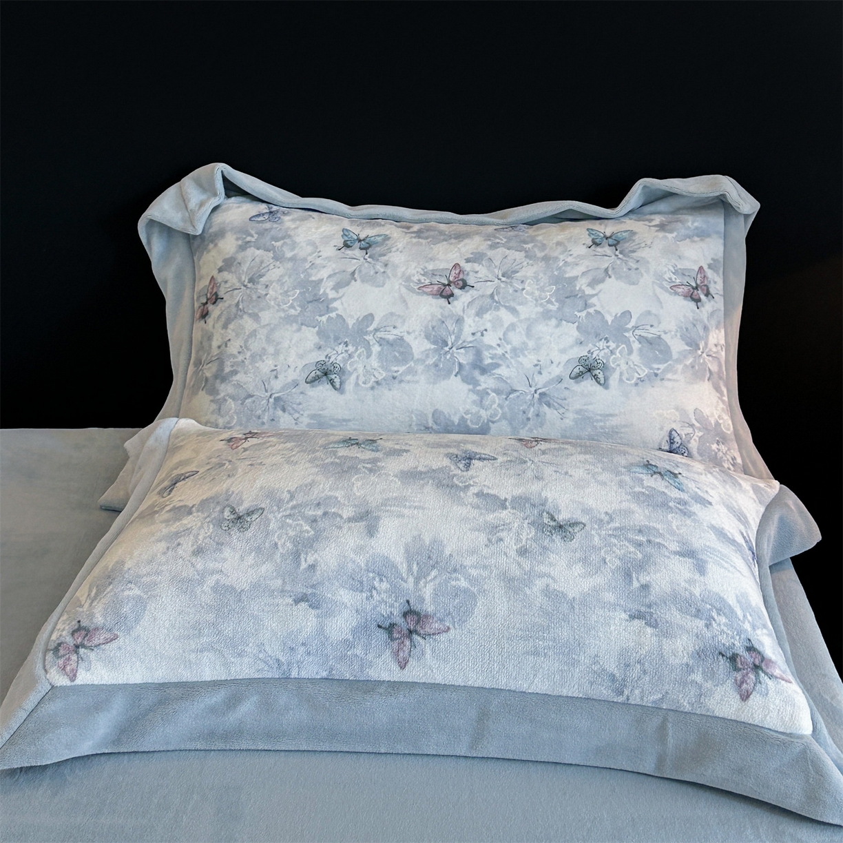 91家纺网 家纺一手货源 找家纺 笙意家纺 2025新款加厚牛奶绒法式数码印花宽边四件套 韵蝶